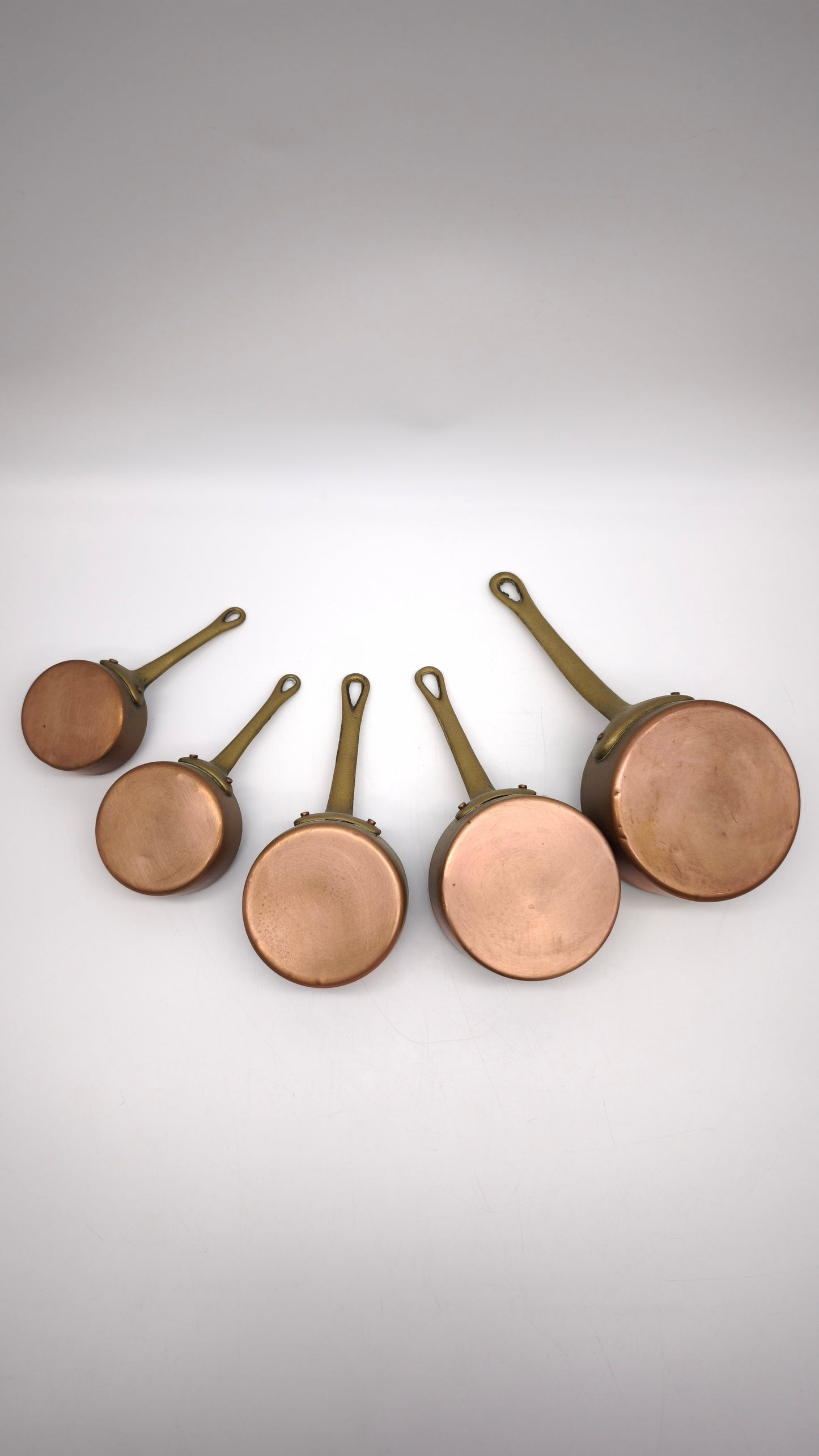 90447 Set di 5 pentolini vintage in rame francese con manico in ottone, XX secolo