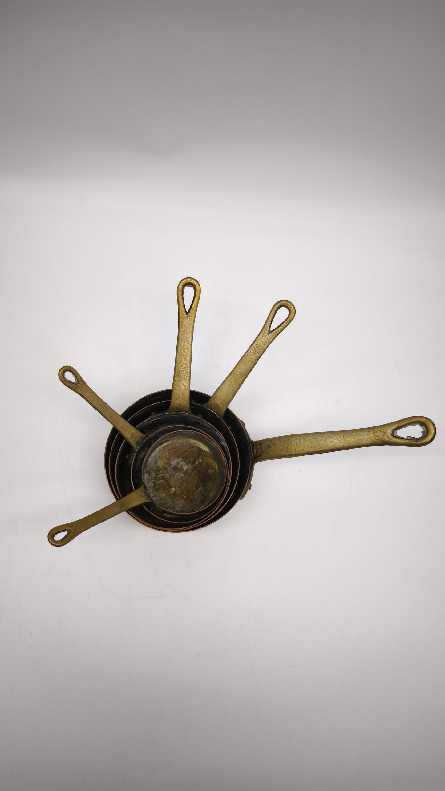 90447 Set di 5 pentolini vintage in rame francese con manico in ottone, XX secolo