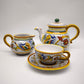 83 Set teiera, lattiera e 4 tazze con piattino in ceramica Deruta