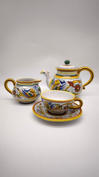 83 Set teiera, lattiera e 4 tazze con piattino in ceramica Deruta