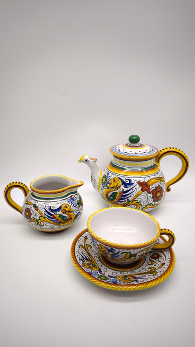 83 Set teiera, lattiera e 4 tazze con piattino in ceramica Deruta