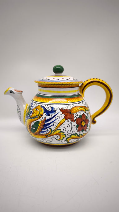 83 Set teiera, lattiera e 4 tazze con piattino in ceramica Deruta