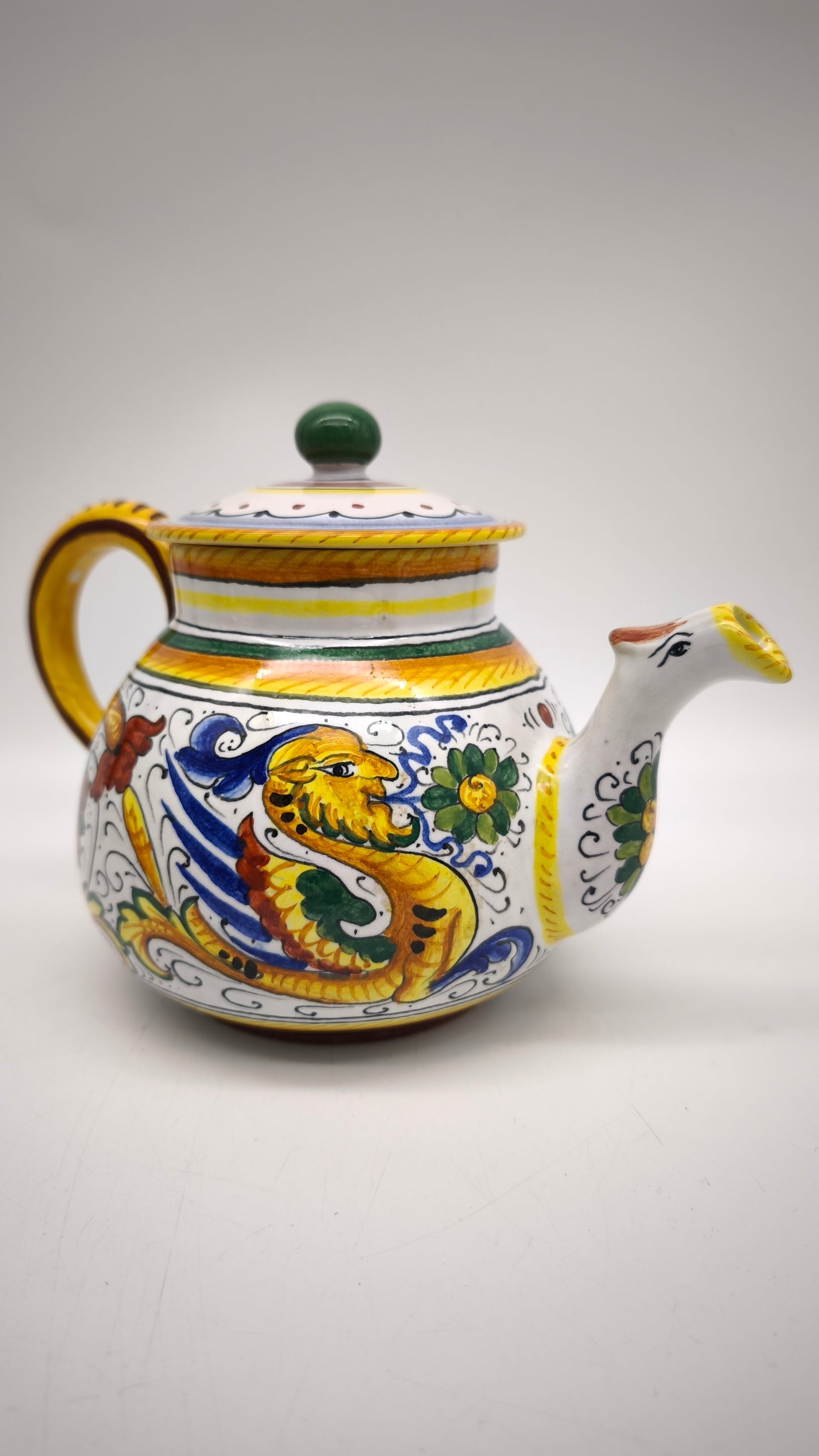 83 Set teiera, lattiera e 4 tazze con piattino in ceramica Deruta