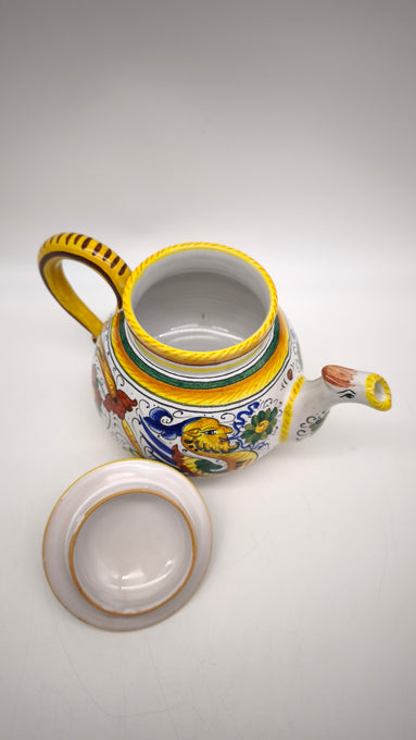 83 Set teiera, lattiera e 4 tazze con piattino in ceramica Deruta