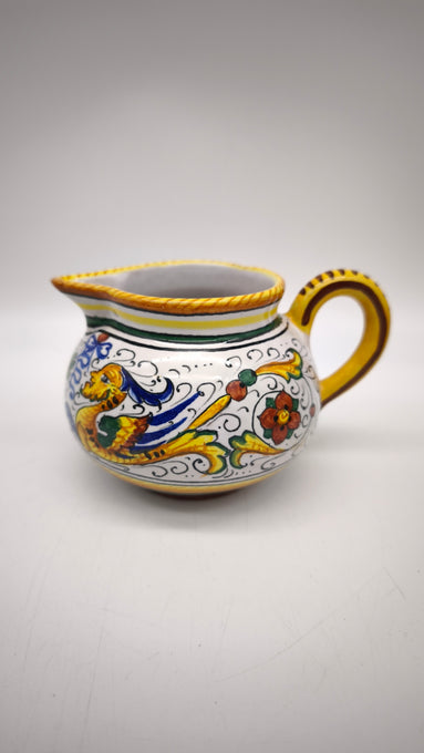 83 Set teiera, lattiera e 4 tazze con piattino in ceramica Deruta