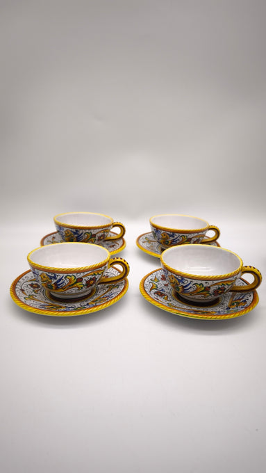 83 Set teiera, lattiera e 4 tazze con piattino in ceramica Deruta