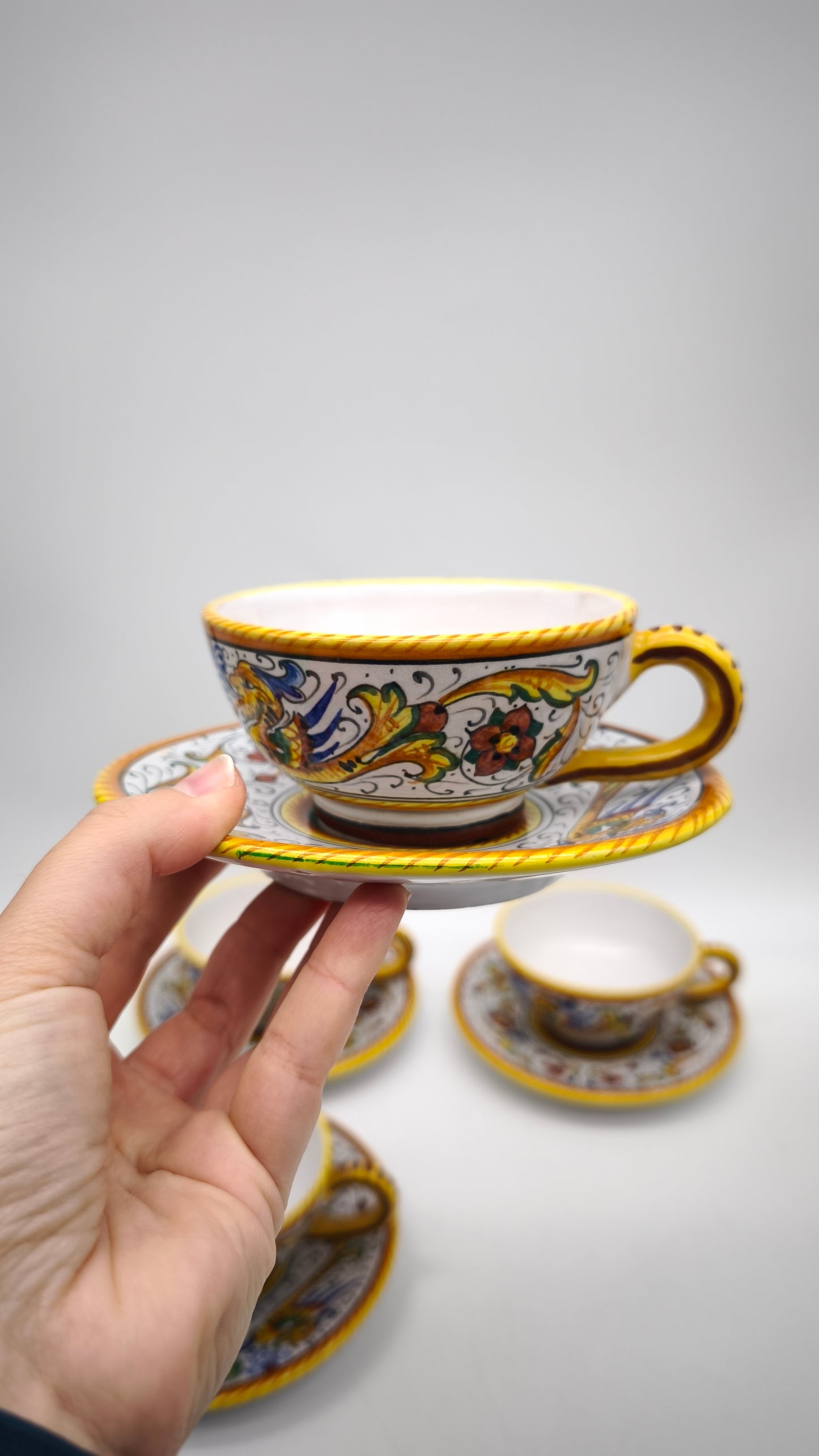 83 Set teiera, lattiera e 4 tazze con piattino in ceramica Deruta