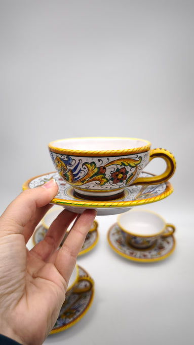 83 Set teiera, lattiera e 4 tazze con piattino in ceramica Deruta