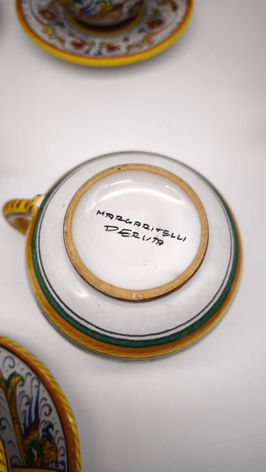 83 Set teiera, lattiera e 4 tazze con piattino in ceramica Deruta