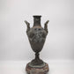 90244 Vaso in metallo lavorato con base in marmo
