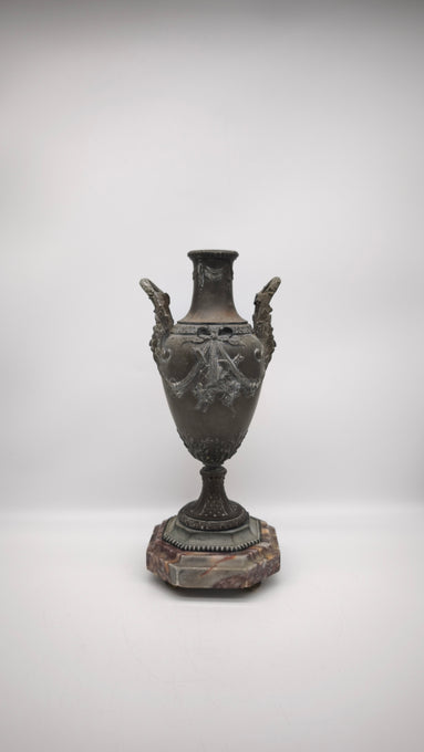 90244 Vaso in metallo lavorato con base in marmo