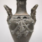 90244 Vaso in metallo lavorato con base in marmo