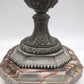 90244 Vaso in metallo lavorato con base in marmo