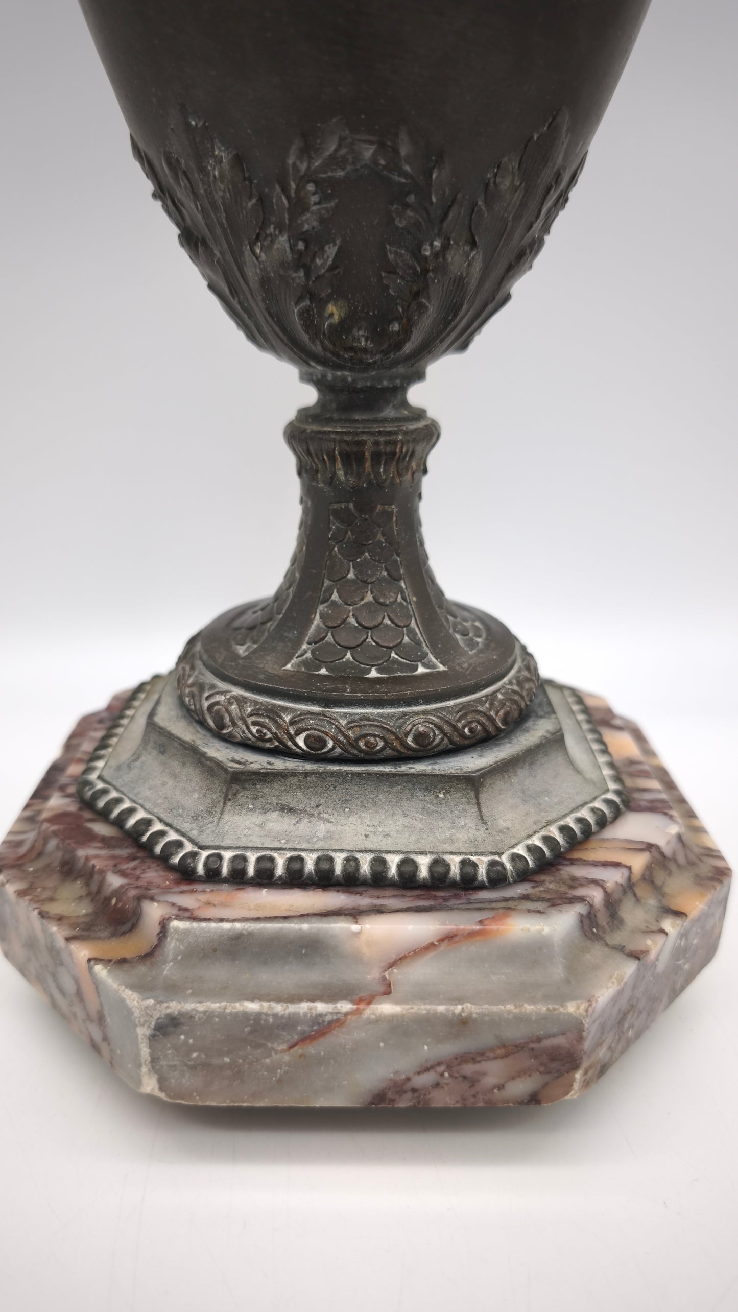 90244 Vaso in metallo lavorato con base in marmo