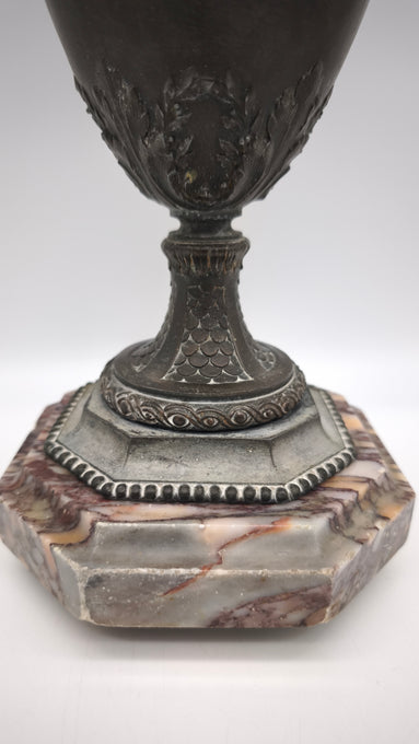 90244 Vaso in metallo lavorato con base in marmo