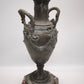 90244 Vaso in metallo lavorato con base in marmo
