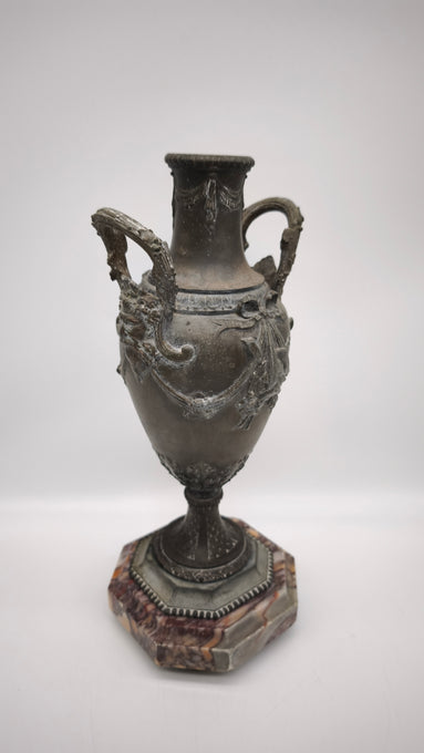 90244 Vaso in metallo lavorato con base in marmo
