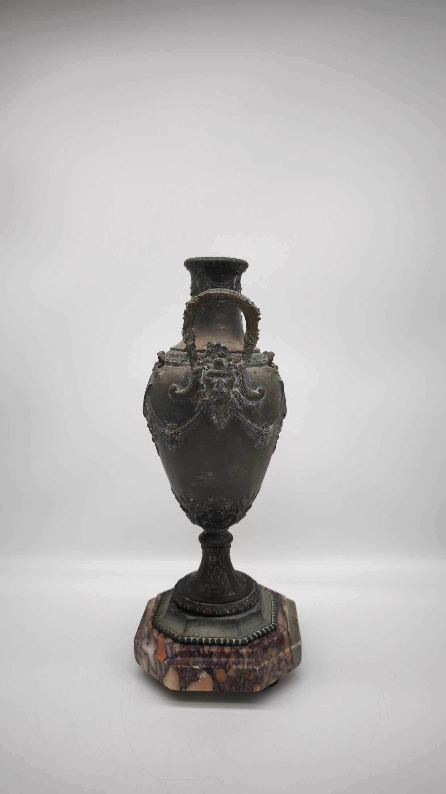 90244 Vaso in metallo lavorato con base in marmo