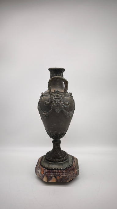 90244 Vaso in metallo lavorato con base in marmo