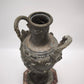 90244 Vaso in metallo lavorato con base in marmo