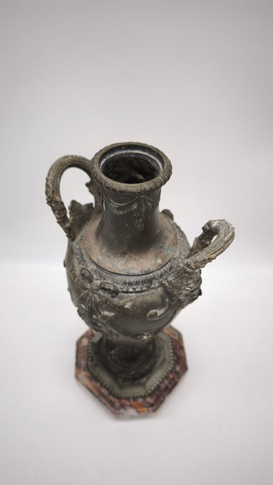 90244 Vaso in metallo lavorato con base in marmo