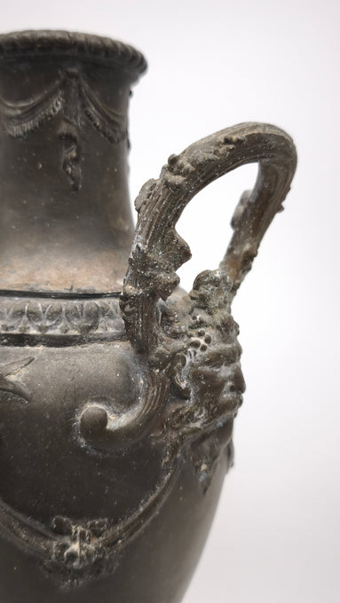 90244 Vaso in metallo lavorato con base in marmo