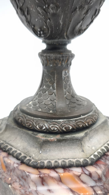 90244 Vaso in metallo lavorato con base in marmo