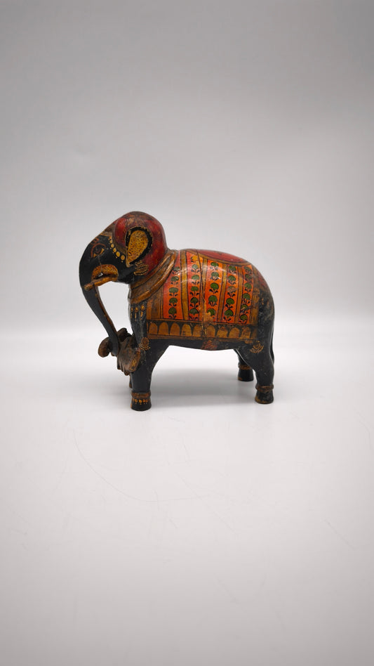 15 Elefante in legno decorato