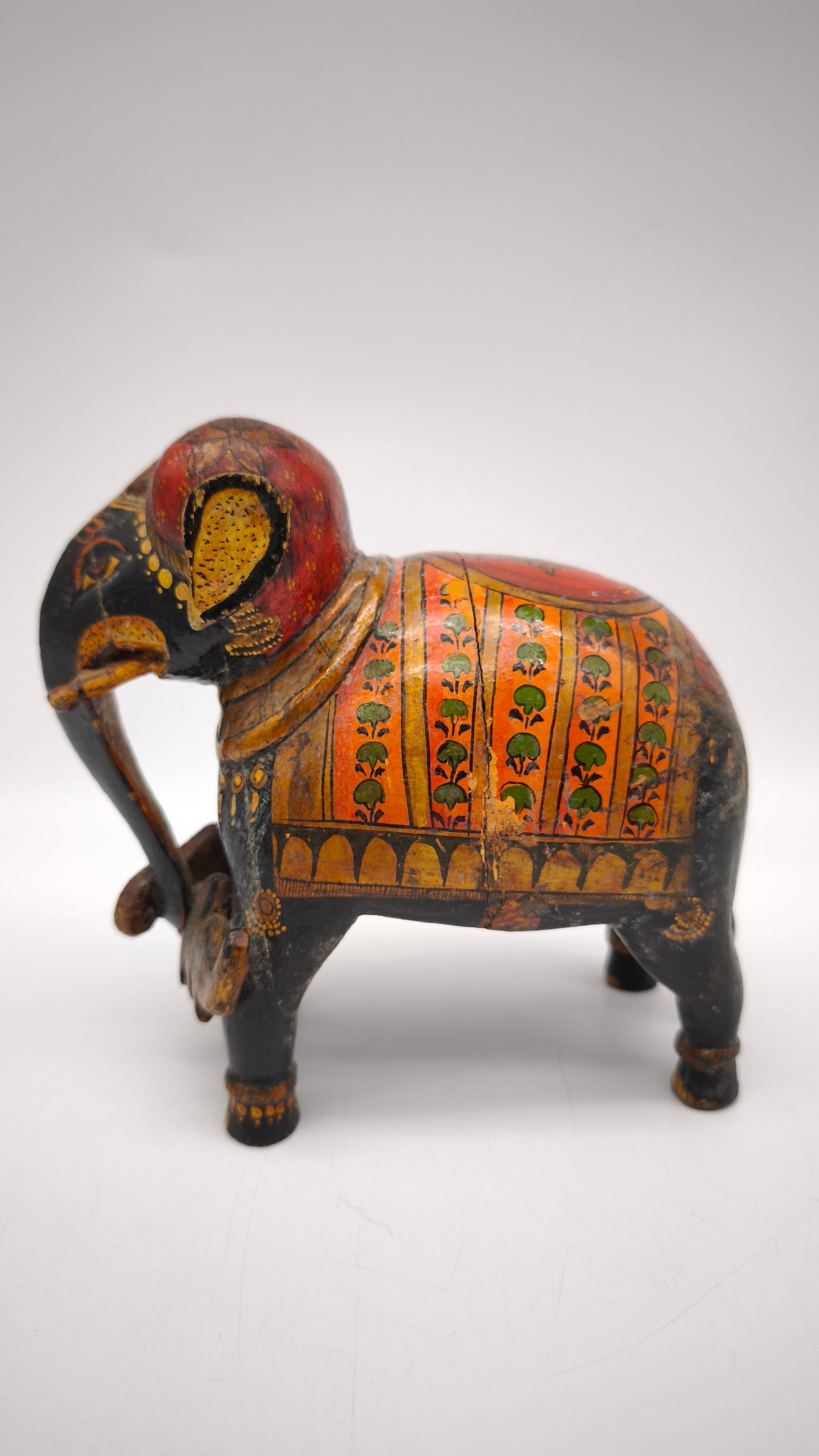 15 Elefante in legno decorato