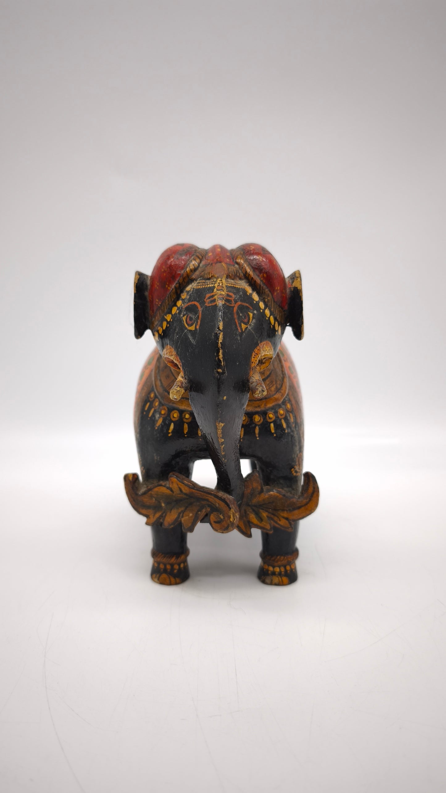 15 Elefante in legno decorato