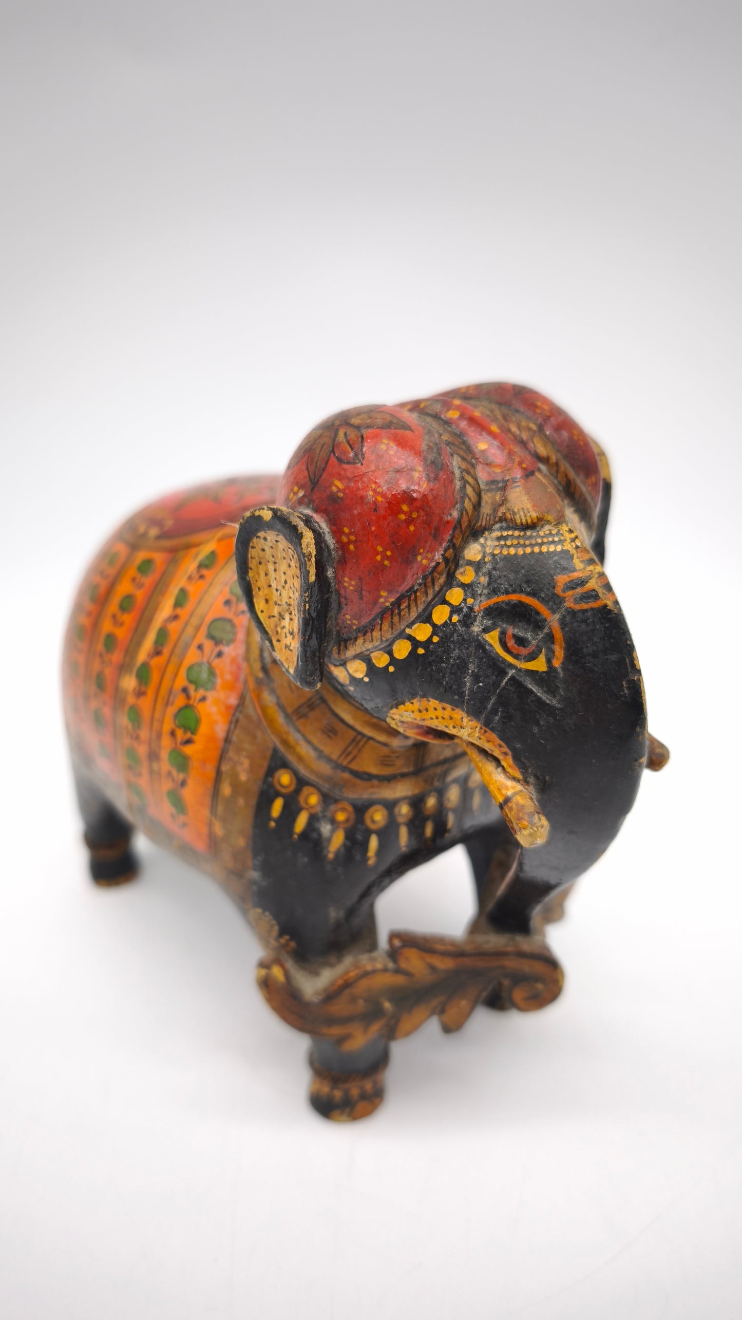 15 Elefante in legno decorato