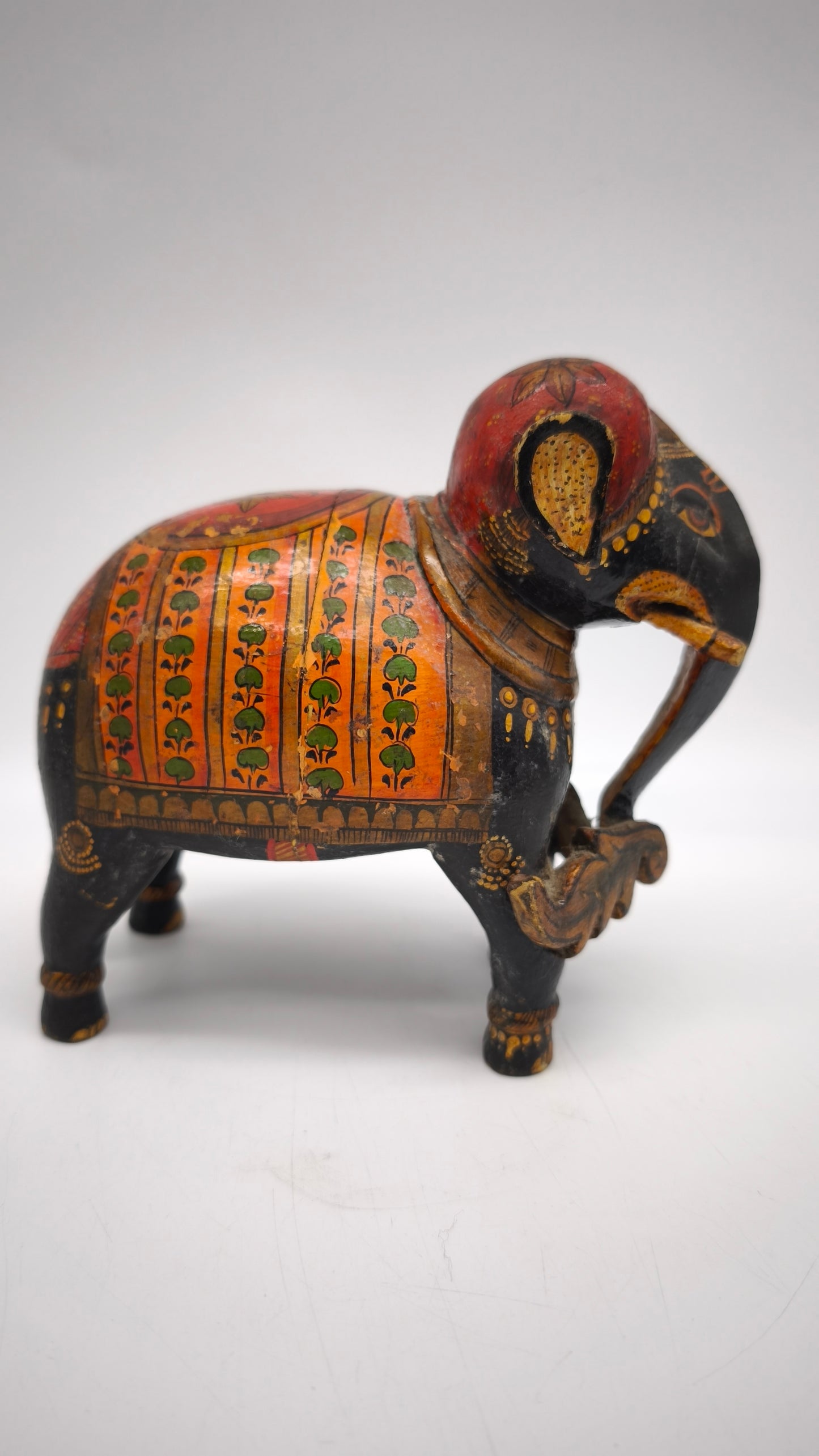15 Elefante in legno decorato