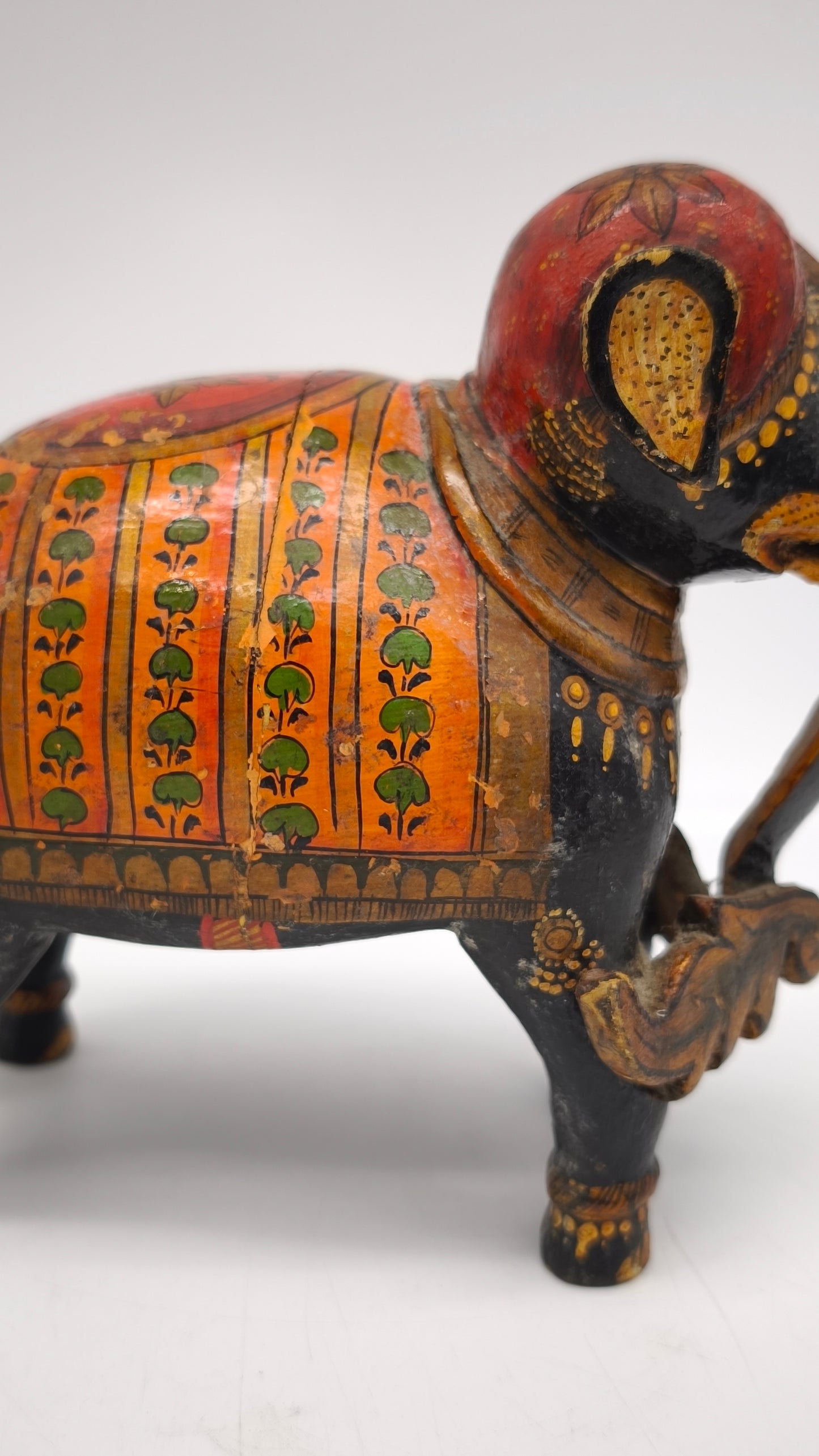 15 Elefante in legno decorato