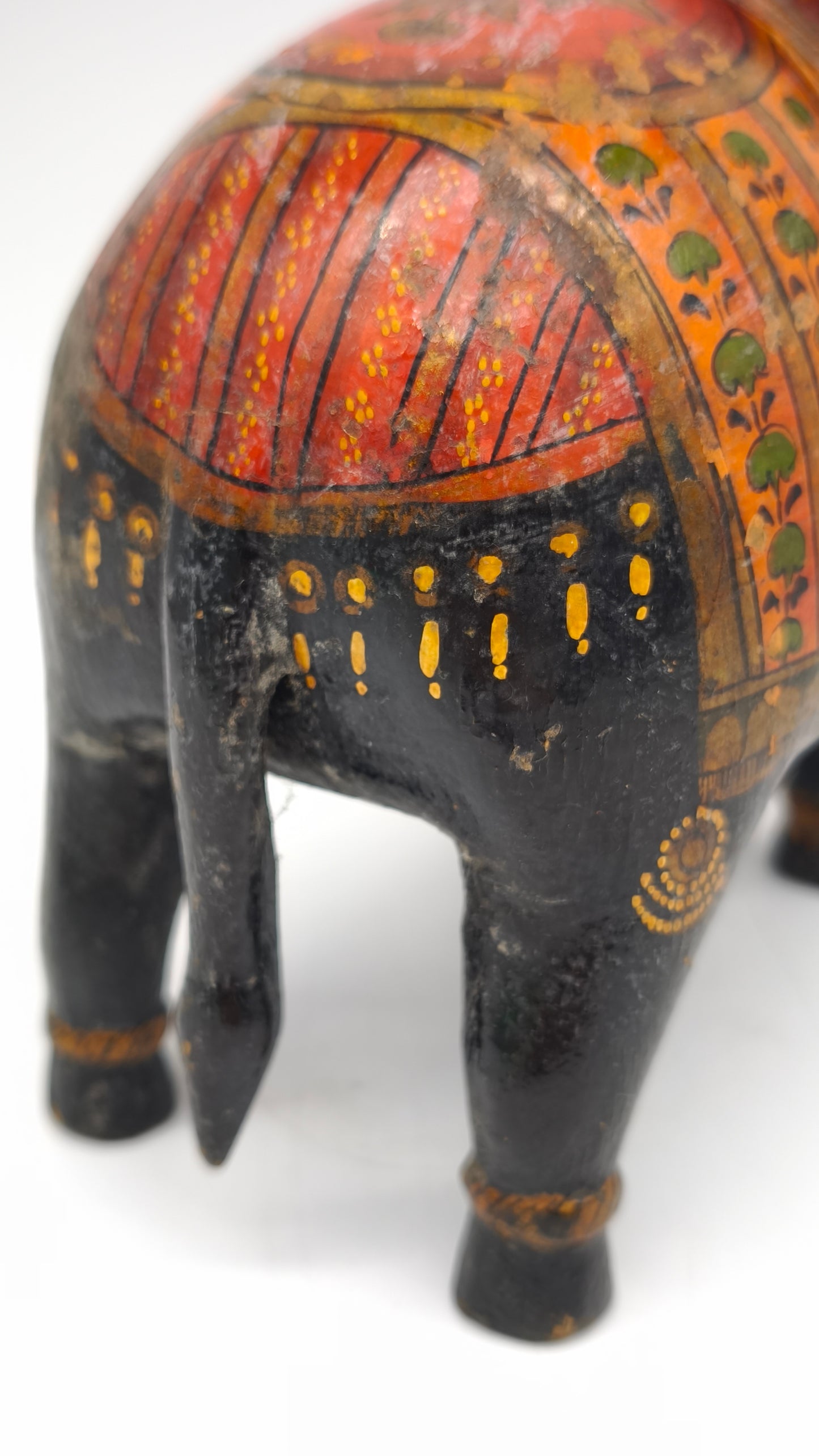 15 Elefante in legno decorato