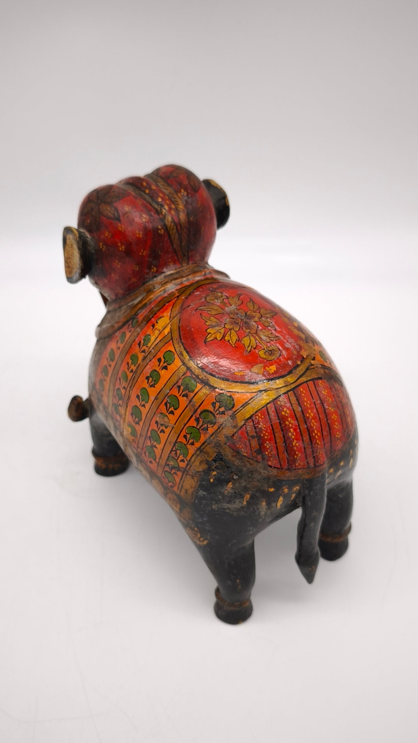 15 Elefante in legno decorato