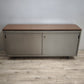 90486 Mobile bancone in ferro con sportelli scorrevoli
