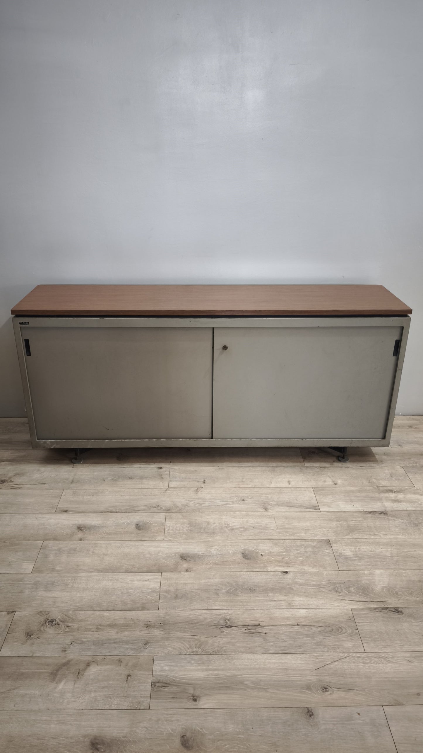 90486 Mobile bancone in ferro con sportelli scorrevoli
