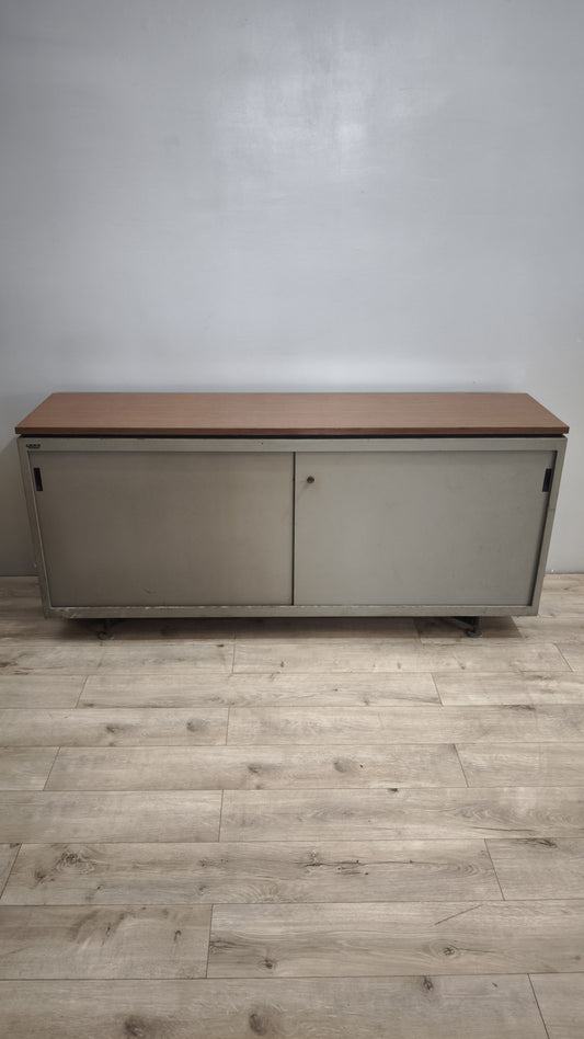 90486 Mobile bancone in ferro con sportelli scorrevoli