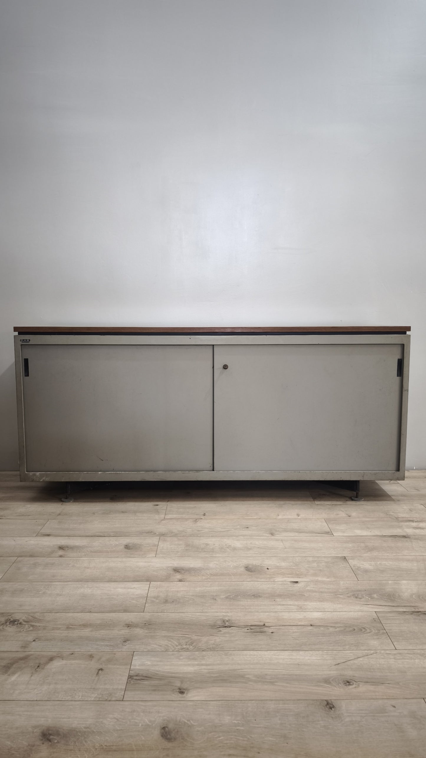 90486 Mobile bancone in ferro con sportelli scorrevoli
