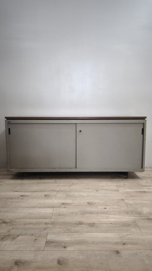 90486 Mobile bancone in ferro con sportelli scorrevoli