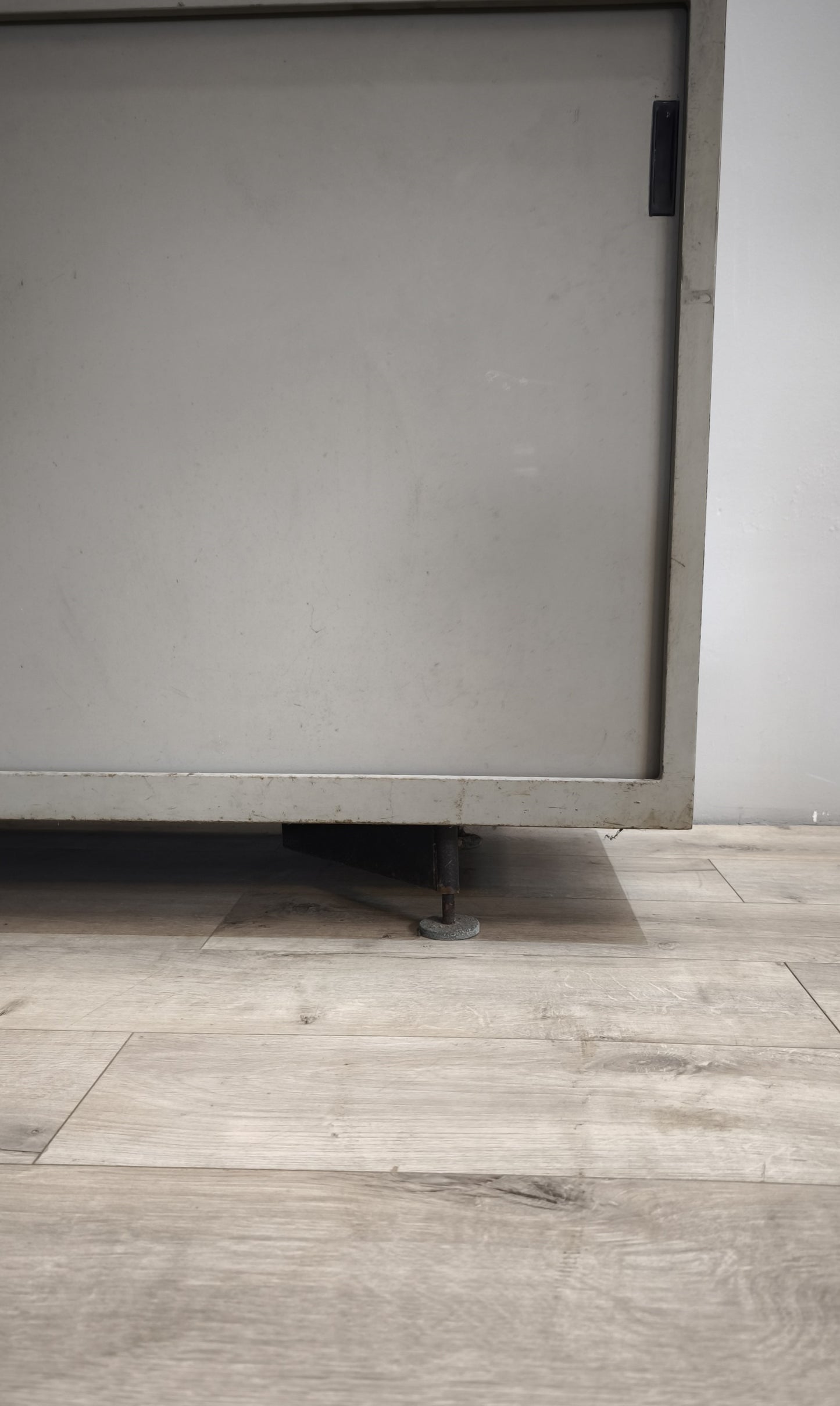 90486 Mobile bancone in ferro con sportelli scorrevoli