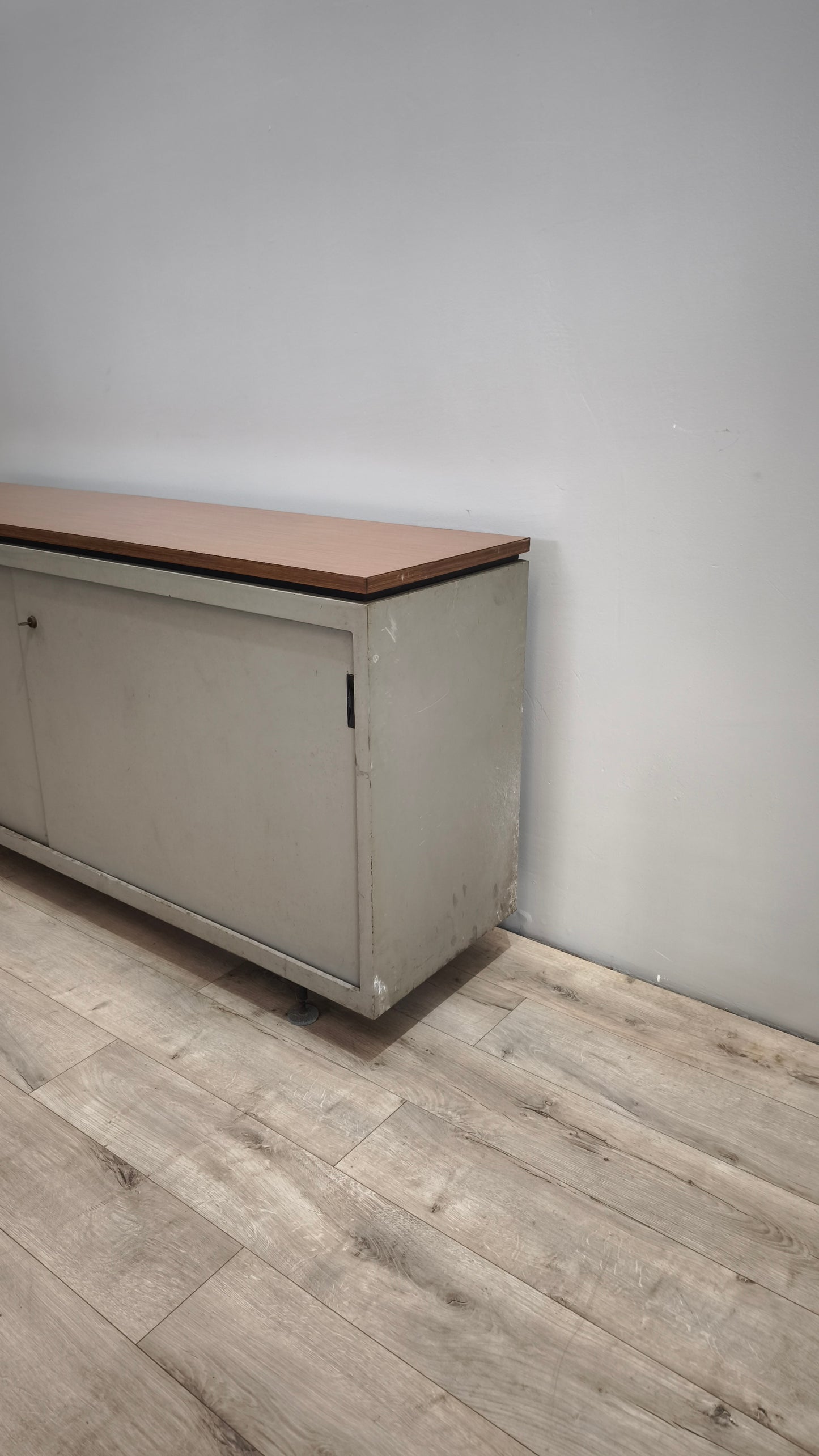90486 Mobile bancone in ferro con sportelli scorrevoli