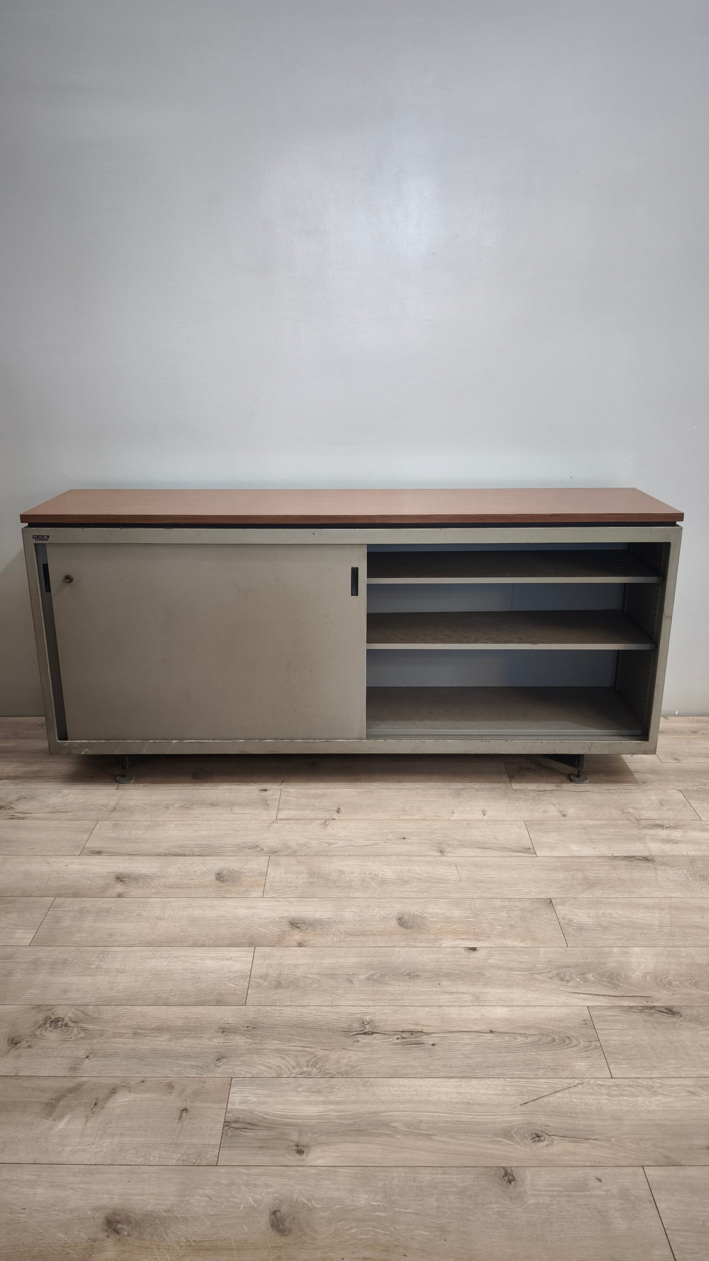 90486 Mobile bancone in ferro con sportelli scorrevoli