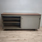 90486 Mobile bancone in ferro con sportelli scorrevoli