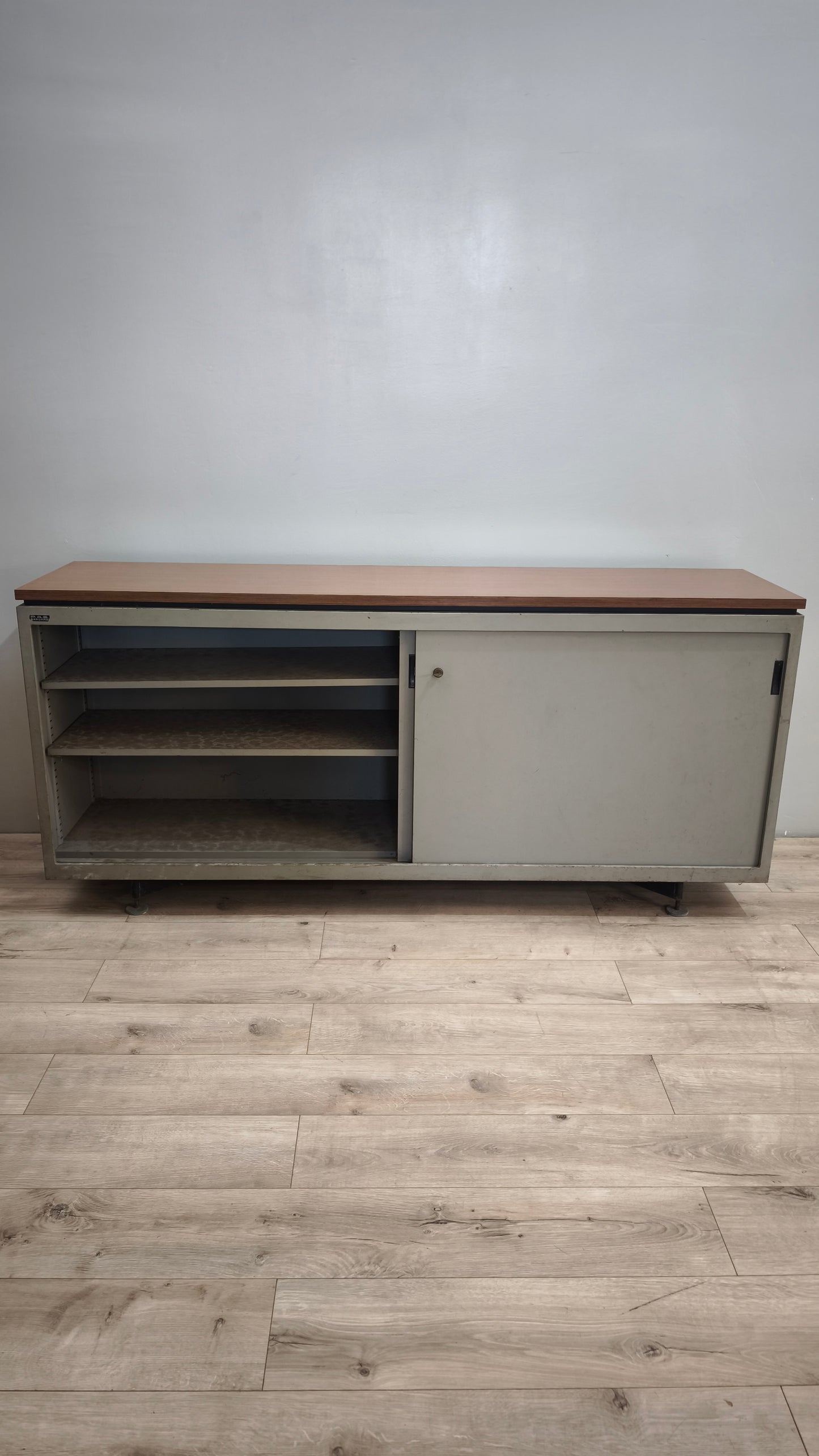 90486 Mobile bancone in ferro con sportelli scorrevoli