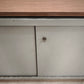 90486 Mobile bancone in ferro con sportelli scorrevoli