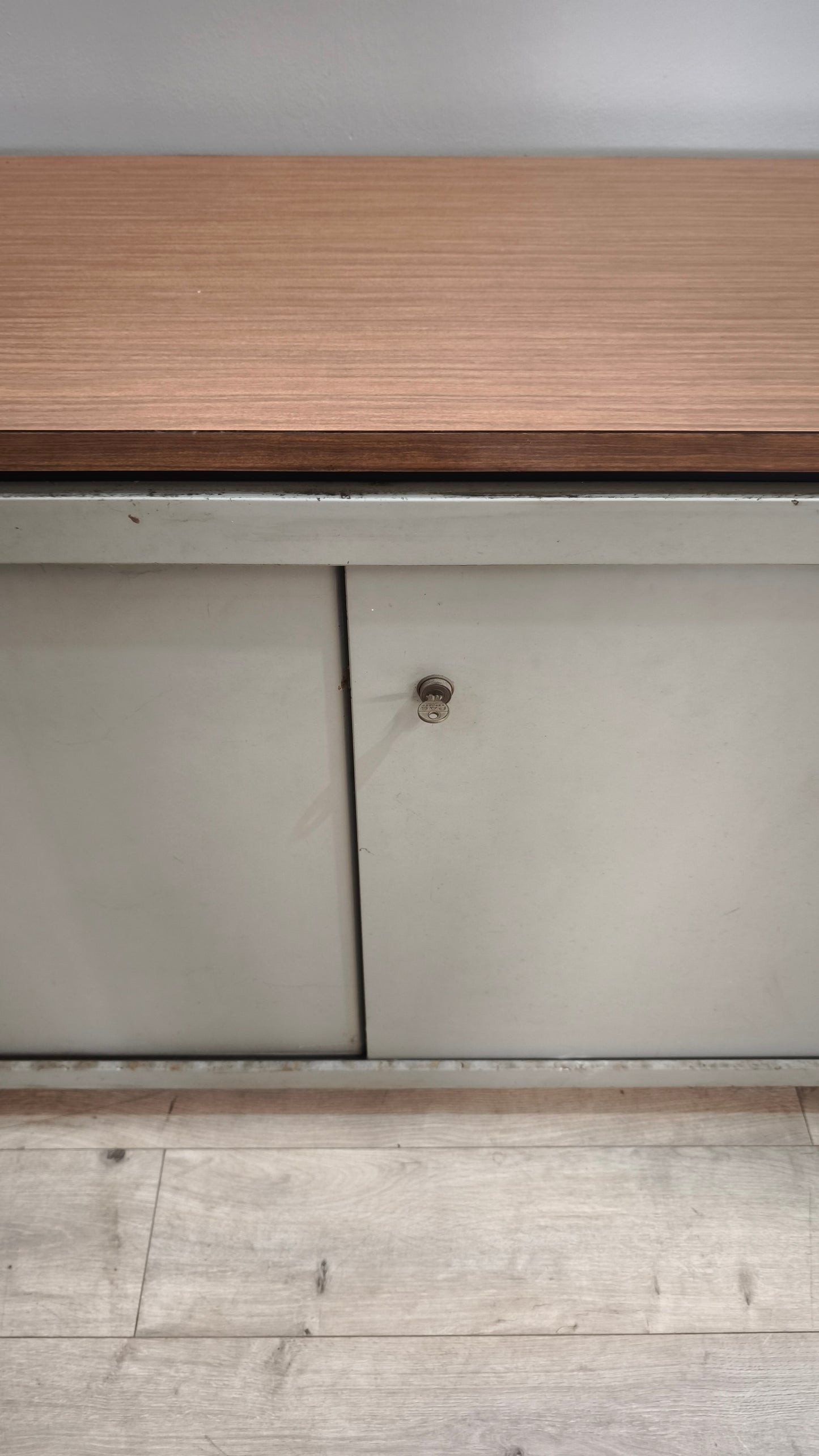 90486 Mobile bancone in ferro con sportelli scorrevoli