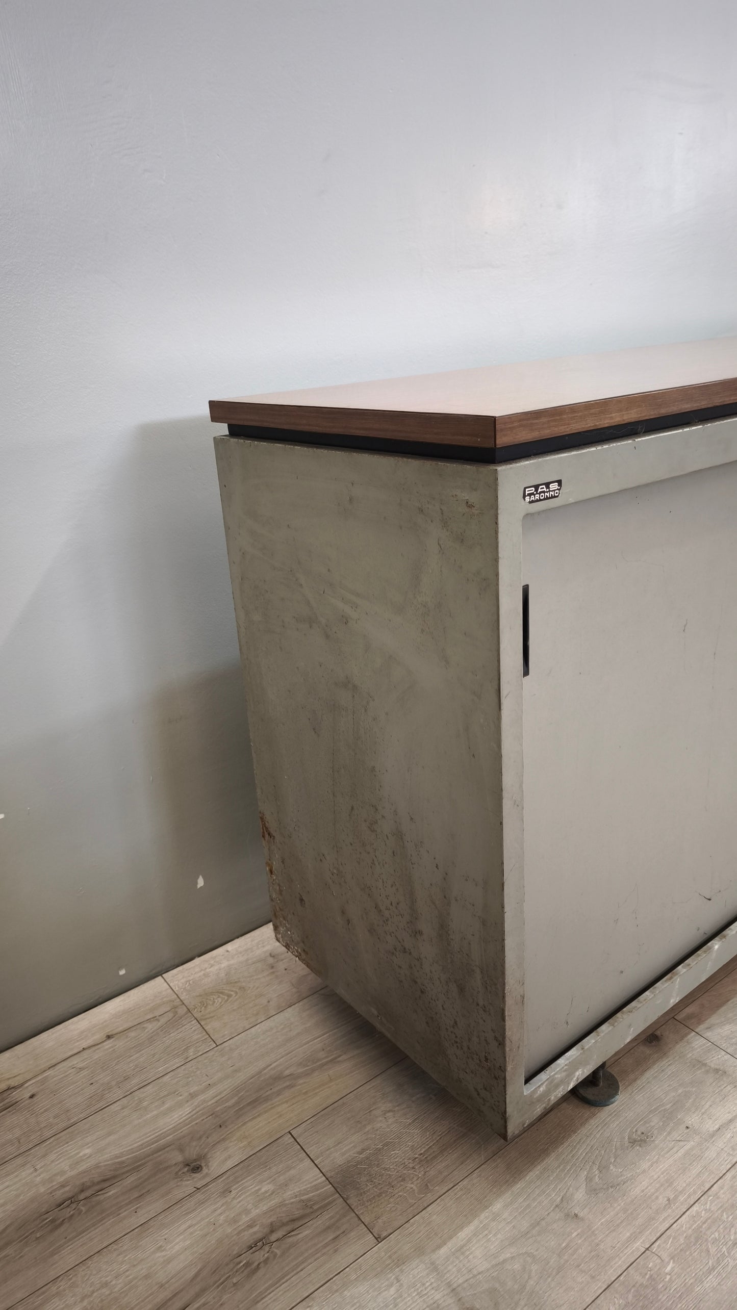 90486 Mobile bancone in ferro con sportelli scorrevoli