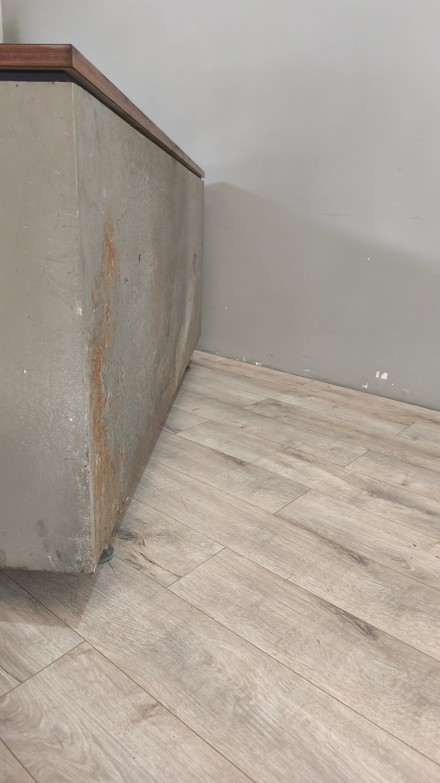 90486 Mobile bancone in ferro con sportelli scorrevoli