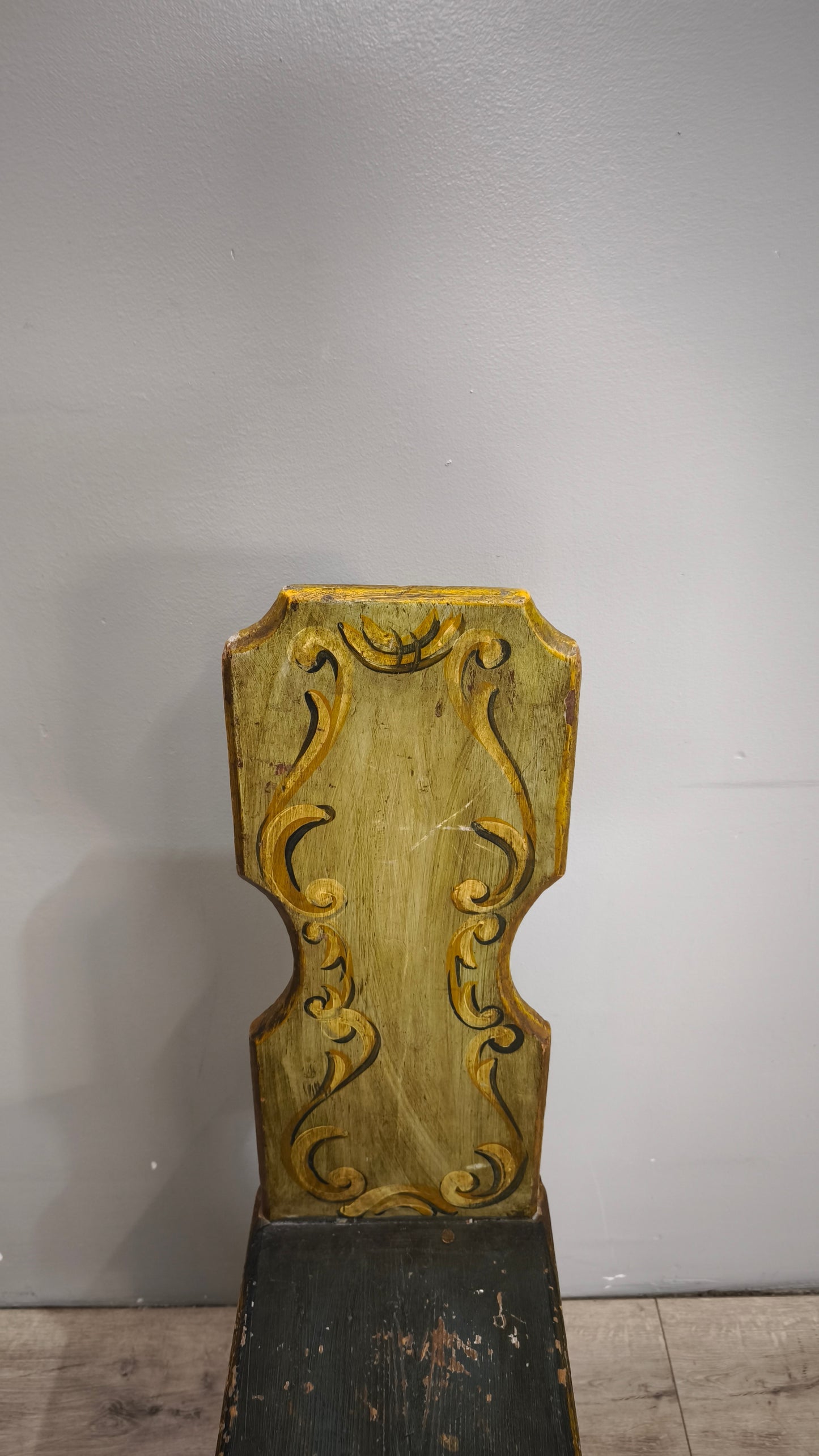 90482 Antica sedia in legno dipinta